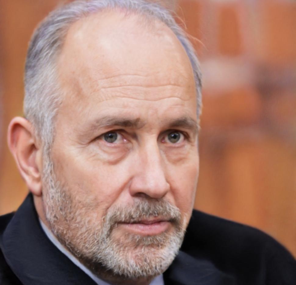 Retrato de experto en análisis financiero industrial